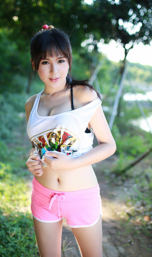 街拍紧身牛仔裤美女